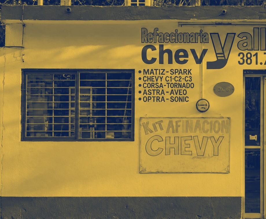Fachada de Refaccionaria Chevy Valles: el logo pintado en la pared y la lista de modelos Chevrolet que atienden.